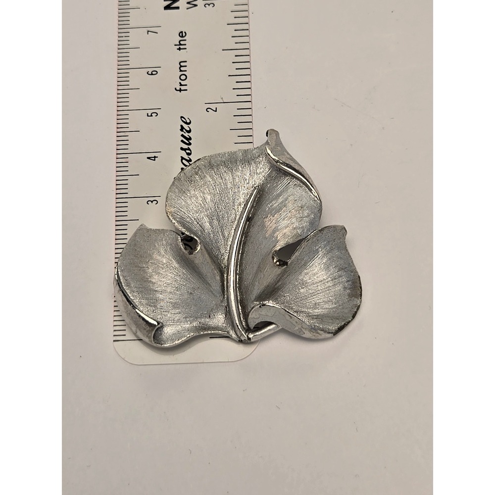 Trifari Leaf Brooch Womens OS Silver Excellent Vintage Brushed Textured MCM Pin - Picture 3 of 3